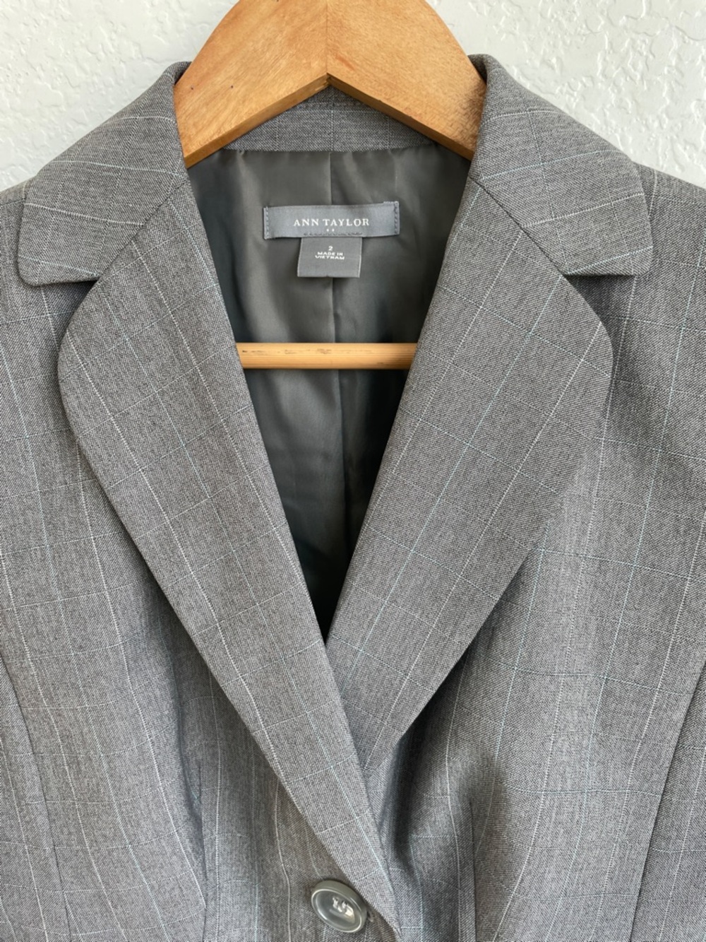 Ann Taylor Gray Pinstripe Tailored Women's Blazer • Size 2 - Picture 5 of 9